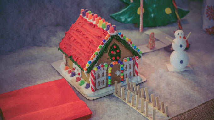 Christmas-Party-Gingerbread-House