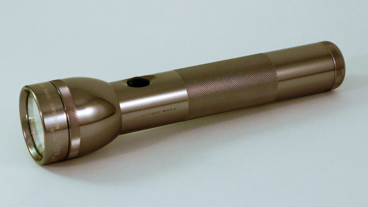 Maglite-type flashlight