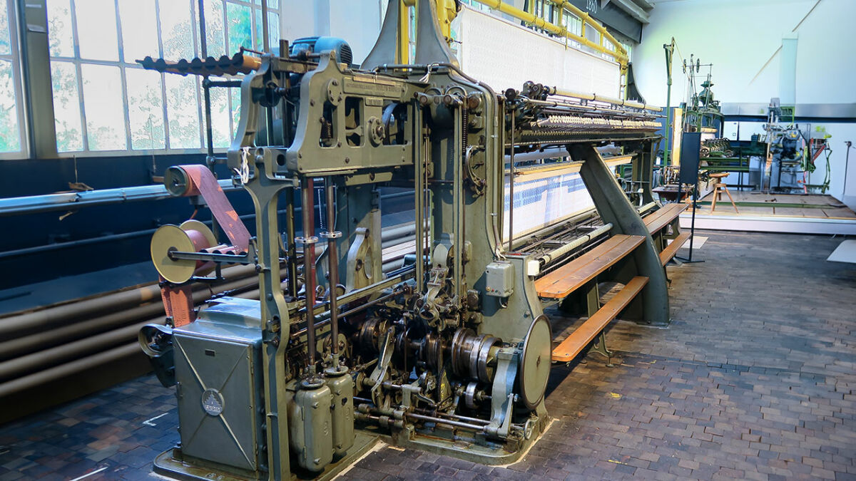 https://commons.wikimedia.org/wiki/File:Fully_automated_schiffli_embroidery_machine_by_Saurer.jpg