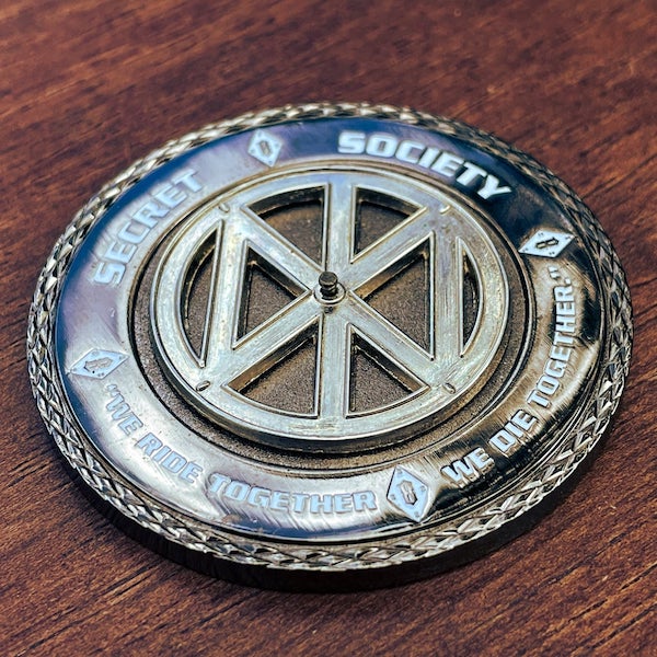Round polished spinner challenge coin